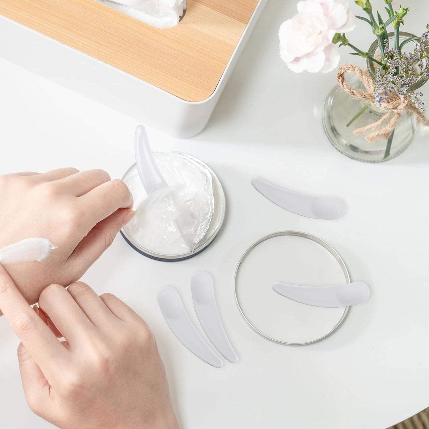 Refillable Cosmetic Sample Jars - 100 Pack 20g (0.7oz) White Small Travel Containers with Lids + 10 Mini Makeup Spatulas - BPA Free