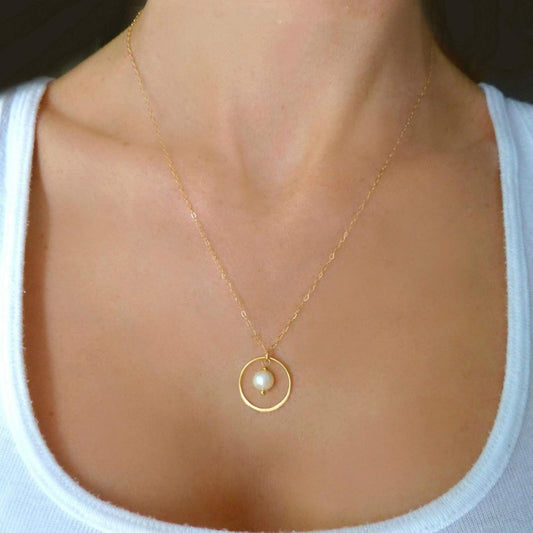 Fashion Pearl Necklace Chain Simple Hollow Ring Pearl Pendant Necklace Jewelry Accessories for Women and Girls